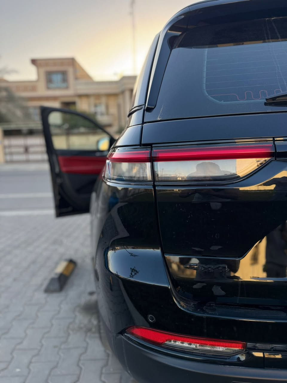 جيب كراند شيروكى Altitude black edition 4x4
الموديل: 2023 ( خليجي وكاله هارلم كفاله عامه )
العداد:  31 الف كيلو متر 
المحرك: 3.6 لتر 6 أسطوانات (V6)
القوة الحصانية: 293
عزم الدوران (نيوتن-م): 352
ناقل الحركة: اوتوماتيك 8 سرعات
الضمان 3 سنوات أو 60،000 كم (ايهما أولاً)

المواصفات : فول 1/1
داخل جلد احمر 
*نظام دفع رباعي 4X4 متطور
*فتحة سقف
*الصندوق كهربائي بخاصية البصمة
*ويل المنيوم قياس 20 انج
*شاشة التحكم الرئيسية لمس بنظام Uconnect 5 بقياس 10.1 انج مع نظام ملاحة
*شاشة القيادة الرقمية بقياس 10.25 انج
*رادار تفاعلي مع خاصية التوقف والانطلاق
*تحذير النقطة العمياء
*تحذير الخروج عن المسار
*نظام المحافظة على البقاء فى المسار
*خاصية المساعدة على التوجية فى التقاطعات لتفادى الحوادث
*حساسات امامية وخلفية
*كاميرات 360 للرؤية المحيطية
*المرآة الداخلية مزودة بشاشة لعرض الكاميرا الخلفية
*نظام مانع تصادم خلفى
*نظام القيادة شبه الذاتية
*مقصورة الركاب من الجلد الفاخر
*المقاعد الامامية ومدفئة
*المقاعد الخلفية مدفأة
*مقعد السائق والراكب كهربائي
*مقعد السائق ذاكرة
*نظام ابل كار بلاى و اندرويد اوتو لاسلكي
*نظام صوتي فاخر 9 سماعات من ALPINE
*دخول ذكي (بصمة)
*نظام التشغيل عن بُعد
*مصابيح أمامية أوتوماتيكية مع مصابيح نهارية وكشافات ضباب LED
*نظام التحكم التلقائي في الضوء العالى
*دواسات جانبية
*ماسحات زجاج أمامي حساسة للمطر
*شاحن هاتف لاسلكي
*انماط قيادة متعددة رياضية وللطرق الوعرة
*وسائد هوائية أمامية متعددة المراحل ووسائد هوائية جانبية ووسائد هوائية أمامية/خلفية.
*نظام التحكم الإلكتروني بالثبات.

عليه تغليف حماية Ppf اوراكول ضمان 10 سنوات حقيقي 💯✅

مكفوله كفاله عامه 
مكان السياره : البصره دور الضباط 

السعر : 425 ورقه وبيه مجال للشراي
الاستفسار فقط اتصال والواتساب👇🏻***********

رابط الواتساب المباشر لصاحب سياره 👇🏻♻️✅
https://wa.me/9647806188298
