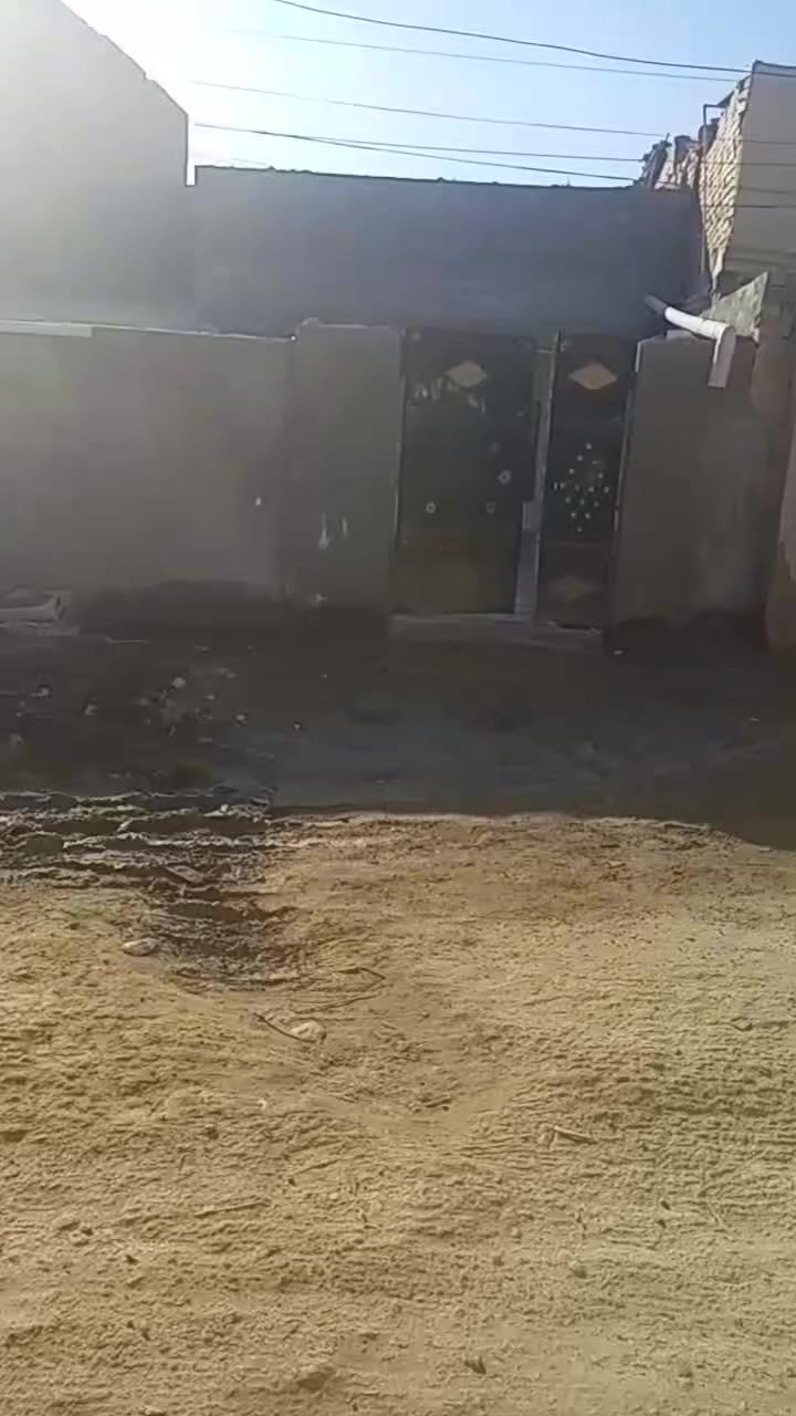 السلام عليكم بيت للبيع شارع الشمري قرب مدرسة التظامن الابتدائيه سعره 57مليون وبيه مجال التواصل ***********
