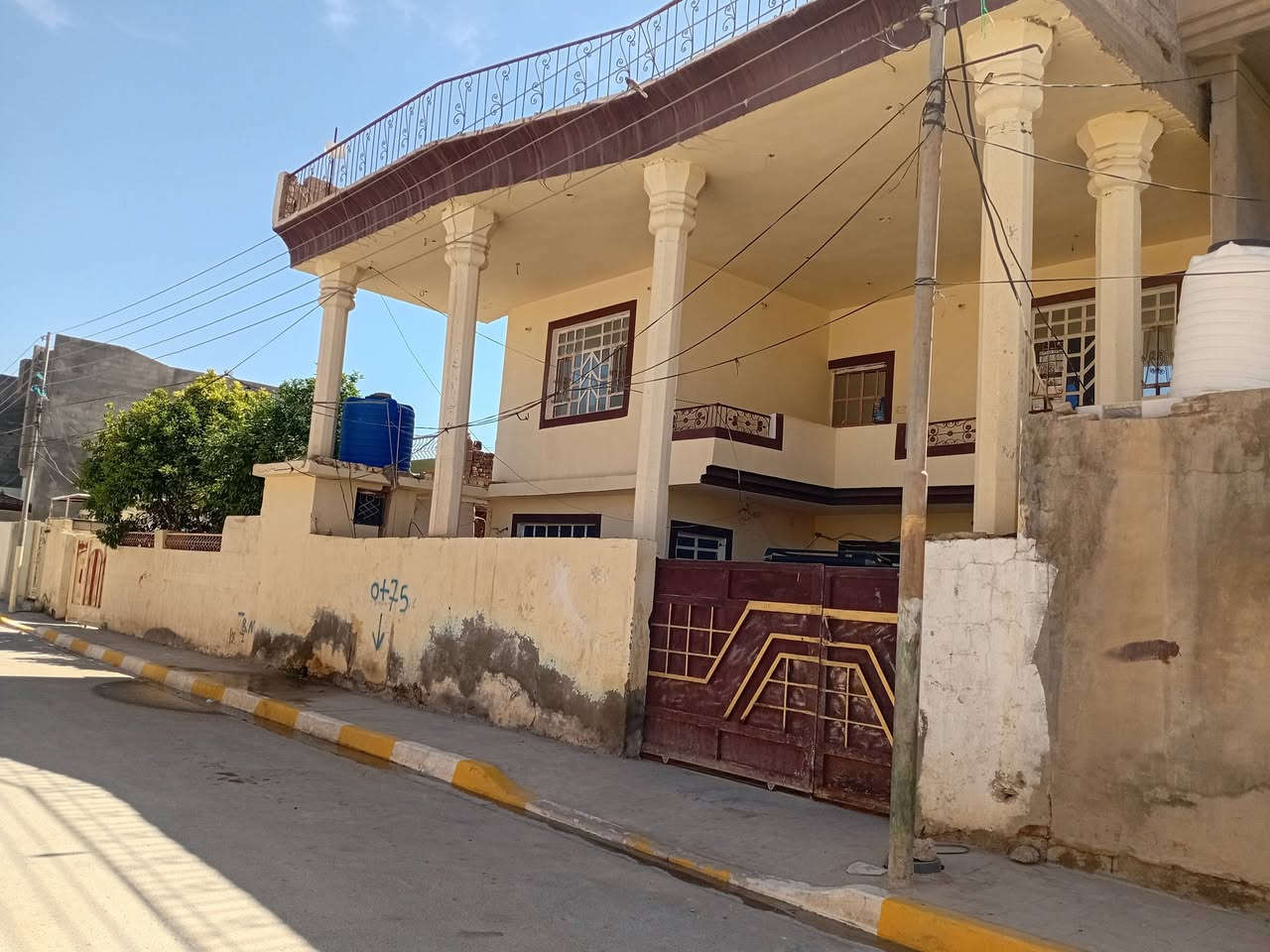 السلام عليكم بيت للبيع متكون من ٦غرف نوم واستقبال ومطبخ وصالة كبيرة وطرمة كبيرة المساحة دبل فاليوم طابو صرف سند تحويل المساحة ٢٤٠م بناء طابوق محتاج ترميم من الداخل قريب من الشارع العام والمدارس كافة الخدمات متوفرة ماء تبليط مجاري يرهم مدرسة أهلية اومعهد تدريس اوسكن ألمكان بعقوبة ناحية كنعان الحي العسكري قرب المتنزه لطلب السعر الاتصال بيع اواستبدال الرقم ***********
