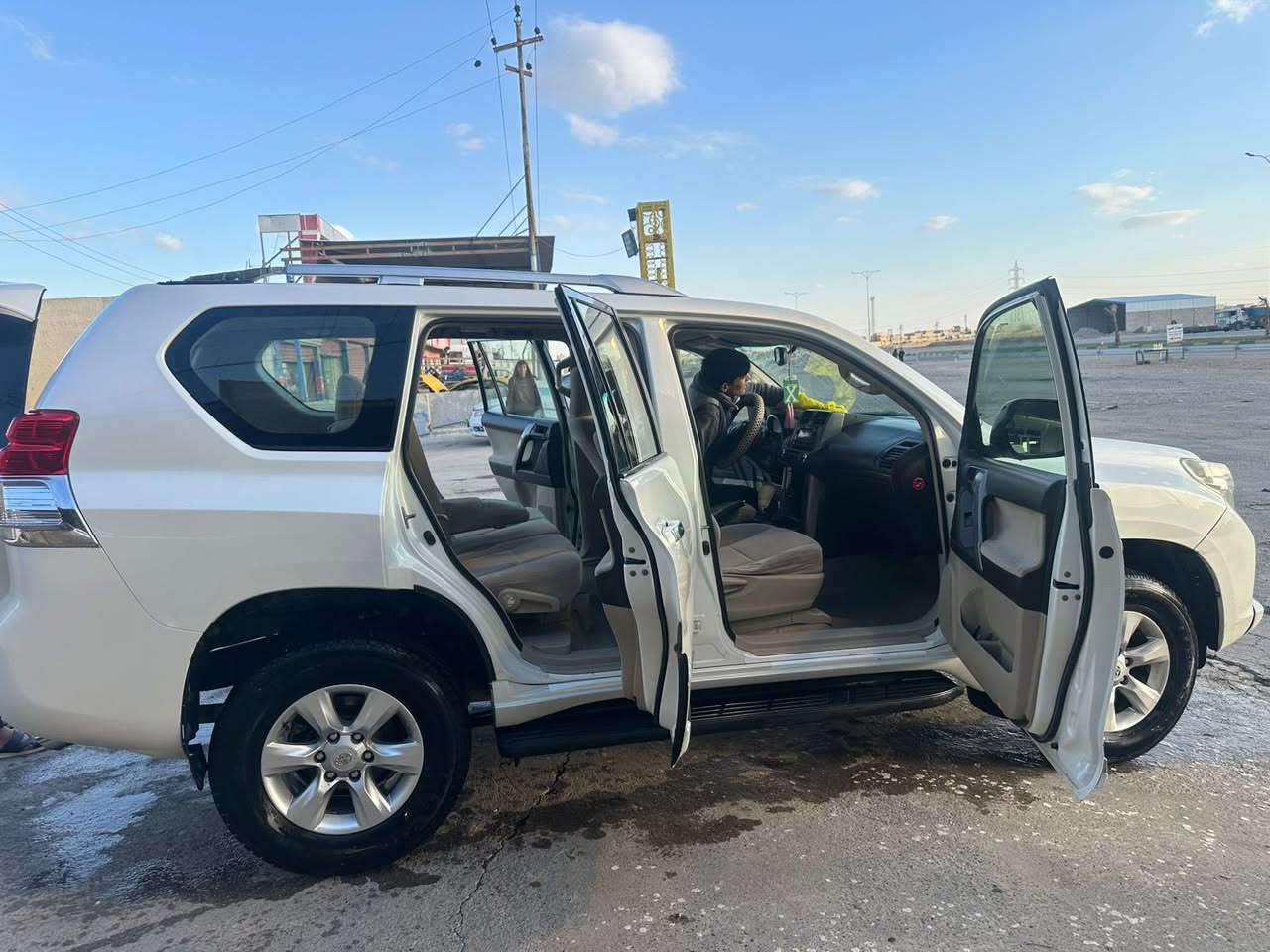 السلام عليكم برادو 2010مكفوله من حادث بيه تكحيل هلال قبق البانزين اثر شخوط سياره حلوه جاهزه من كول مجاميعه السعر198واي استفسار اخر اتصل *********** مع شكر و تقدير
