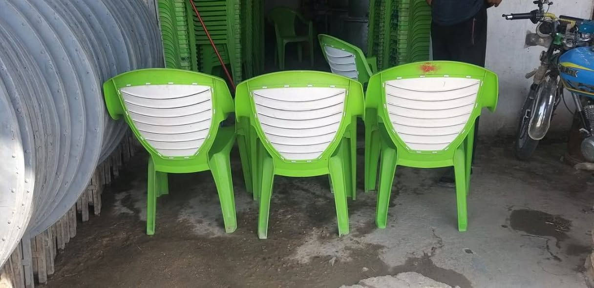 كراسي نوعيه جيده 
شرط النظافه 
العدد 450
السعر 8000للكرسي وبي مجال
العنوان..حله .جبله
الصور كدامك
***********
