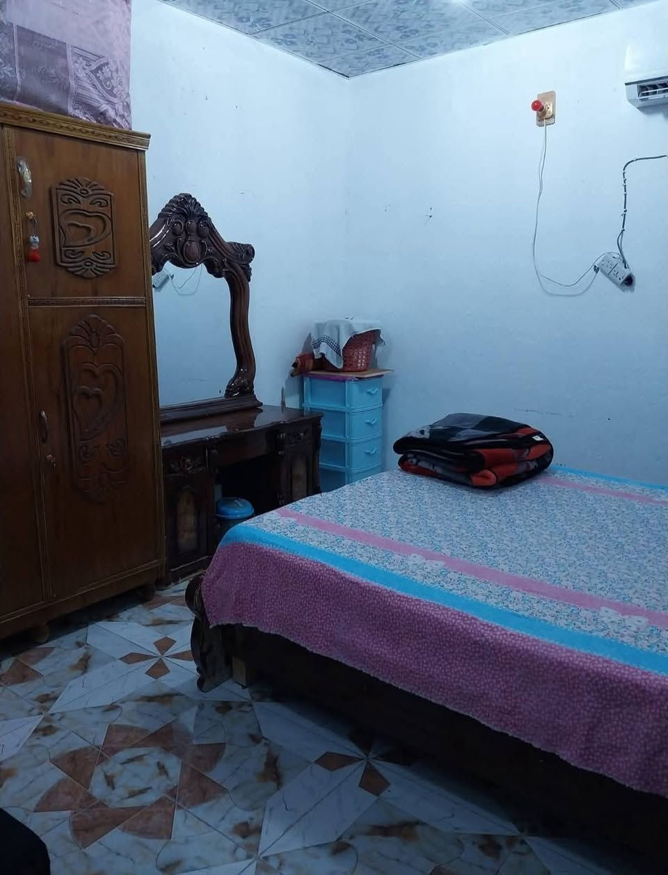 بيت حواسم غرفتين 5/5 وكل غرفه وراها منور وصاله ومطبخ وصحيات ودوانيه 7 متر البيت بناء جديد مسلح وكله سيراميك وسقوف ثانويه سعر 30 وبي مجال للشراي
المكان بصره حي الاصدقاء قرب جامع العباس ***********
