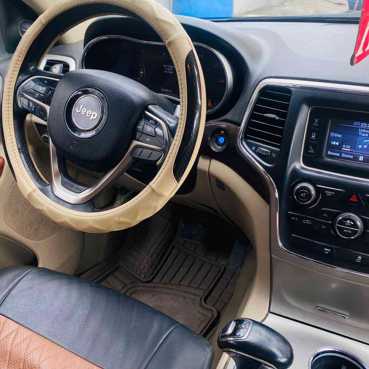 السلام عليكم
جيب 2014 خليجي لاريدو.   فول للاخير البيع ت
*********** 
078138 68274
