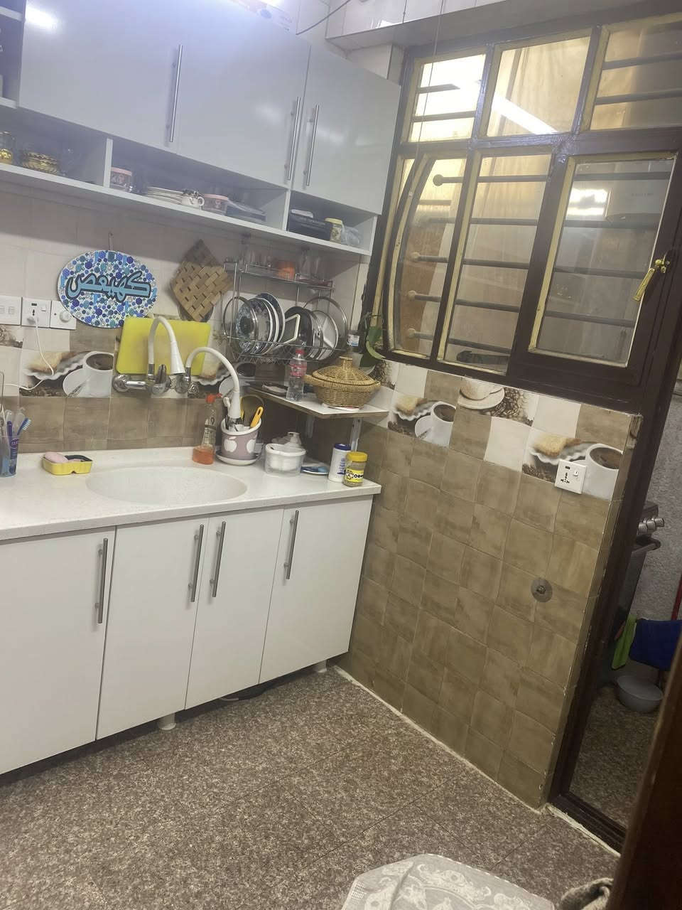 شقة للبيع تحتوي على صاله +غرفتين نوم +مطبخ وخدمات كراده داخل للاستفسار ***********  /***********

