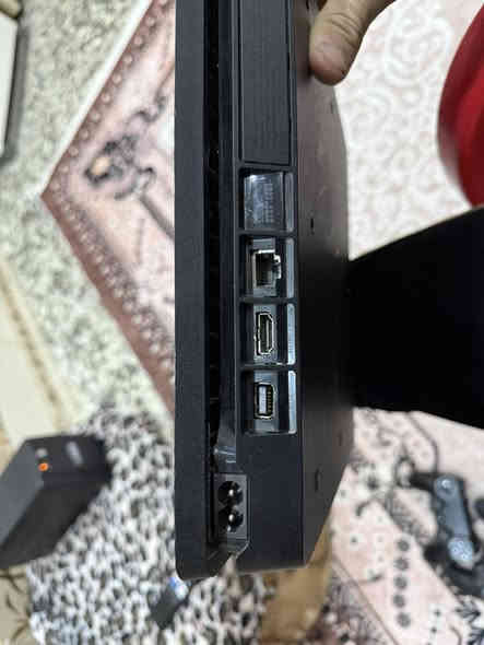 من رخّصت الادمن 
بلي فور مهكر نظام 9.00 مثل ما موضح بالصور
التهكير مالته متصفح مو فلاشه 
ملحقات كاملة وبيه ألعاب 
Call of Duty Zombies 3 عربية ومابات الزومبي كلها
Grand Theft Auto 5
Pes 2021
Minecraft
وياه 3 جويستكات وثنين واير شحن
و ups نظيف استعماله اقل من شهرين هوه والـ بلي 
مكاني بغداد حي الكوفه 
الرقم ***********
