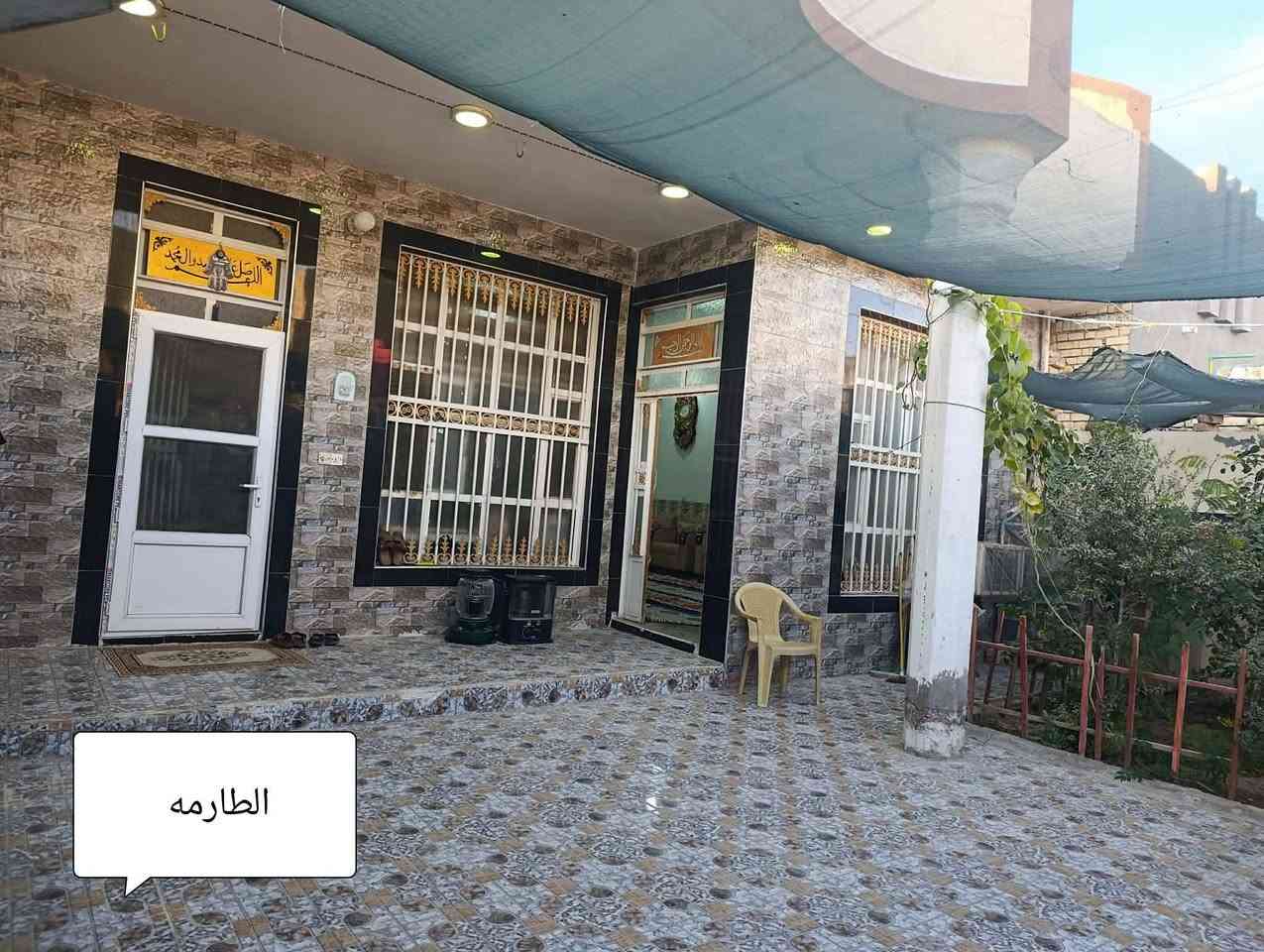 بيت مع قطعه للبيع 
البيت مساحته ٣٠٠ + قطعه ١٣٠ متر 
يتكون البيت :
 ٢ غرف نوم (٥×٤)
استقبال (١٠ متر)
صالة (٦ متر)
مطبخ داخلي بارد و مطبخ خارجي حار 
حمام داخلي (حمام فقط)
  صحيات متكامله خارجيه (حمام + تواليت)
بيتونه (٦ متر)
البناء طابوق ، السقف صب كونكريت فرشي 
حديقة اماميه و خلفيه مع ممر خارجي 
القطعه خلف البيت مفتوحه على البيت و هي حاليا حديقه خلفيه تكون نهاية شارع الموقع 
حي المجتبى شارع أستاذ خالد 
قرب الحسينية الزهراء أي استفسار إتصال على الرقم التالي واتساب 
***********
