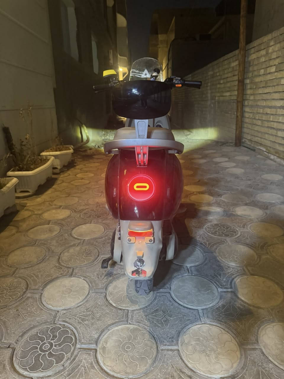 دراجه شحن فول مواصفات اربع بطاريات 🔋 الدراجه نضيفه 100‎%‎ مصاله شهرين يمي تشغيل عن بعد جهاز حمايه من السرقه قفل ستيرن اشاير يمنه يسره لايت عالي ناصي سويج وبصمه دبل هوران هورنات ثنين 3سرع بيه نضام البارك ستاند جانبي وتعليك مخزن جوه الكشن مساحته جبيره شاشه تقره العطل اي عطل بل دراجه يضهر بل شاشه نوع العطل بيه بلوتوث تكسي ويجي وياه بصمات العد 2 وسويج العد 2 الدراجه سعره600 وبيه مجال الرقم‬ ***********
