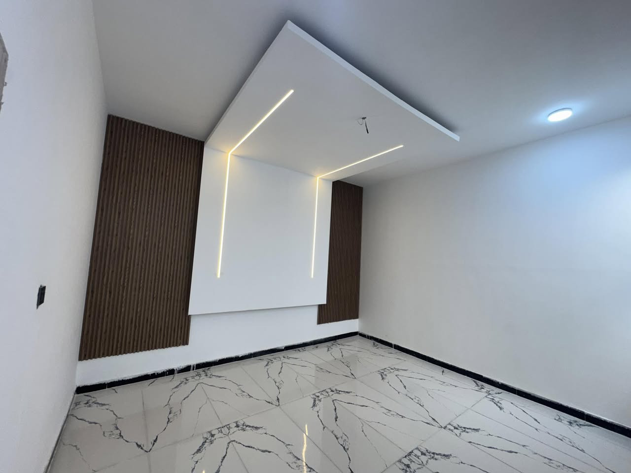 #اعلان_رقم_377
⚜️دار للبيـع  التقيـة الثالثة || طابـو زراعـي سـند 25 .
الدار مرقم بلدية وجهازة المعاملة للتطويب

⚜️مسـاحـه 100م واجة 5 نزال 20 
❗️العنوان / التقية الثالثة داخل مجمع الروان
يقع على شارع 15
⚜️ تفاصيـل || طابق واحد  كونكريت مسلح بناء درجة أولى ، غرفـة  وصالـة وأستقبـال ومطبـخ ومجموعتيـن صحيـات .

.
للأتصـال أو واتسـاب : ***********
