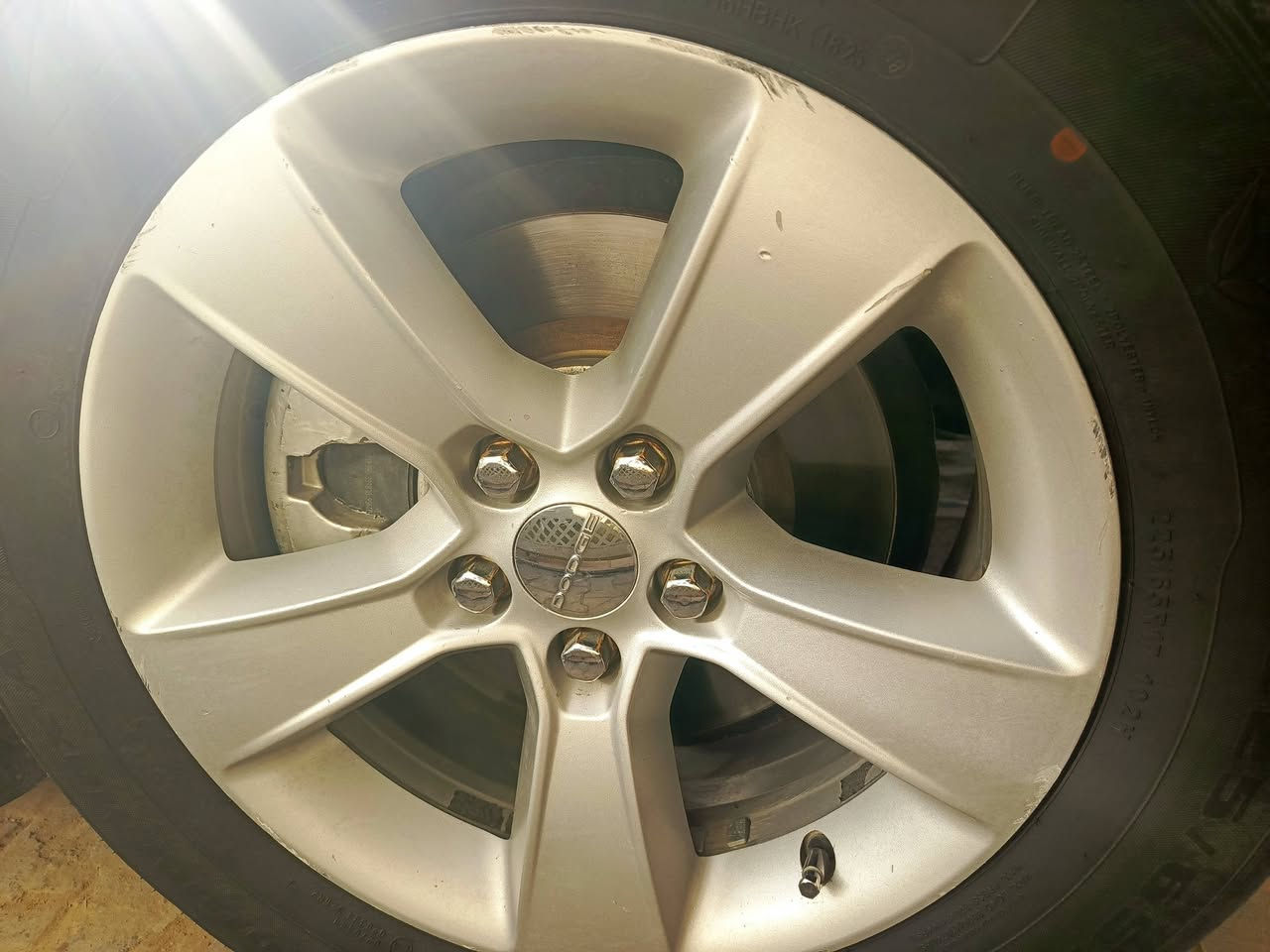 السلام عليكم شباب هذا ب 300,000 بيزوج تايرات بالكرتون والثاني مستخدمات هذا رقمه 
***********
