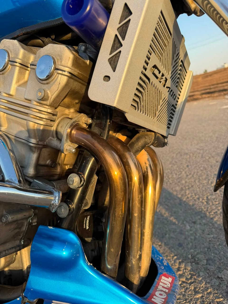 بۆ فرۆشتن 
Cb400 super model 2007
سیبی فۆڕ سوپەر مۆدیل ٢٠٠٧ بۆ فرۆشتن کارەبایات گێڕ بە شەرت مەکینەی  کەوەری کراوەتەوە بەس بێ کێشەیە و بە شەرتی فەصلە ئەیفرۆشم شوێن هەولێر 
بۆ سعر چات بکە بەس تکایە ئەگەر موشتەری نی نە سەری خۆت نە هی منیش مەێشێنە
ژ.م***********
ئەدمین❤️
