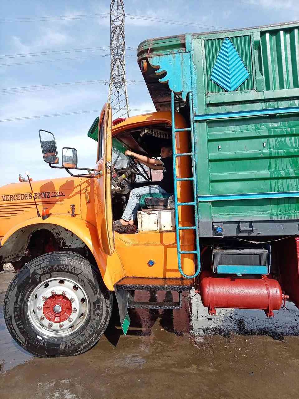 بوز محرك 55/كير برميل 220/سنكل برينه اكسل برينه18/جياف/
رقم نينوى بسمنه مقطوره مثبته عليه موجوده وياها/
طخم تاير 22/رقم نينوى انكليزي/3لوحات/*********** /////***********اتصال صاحب السياره
