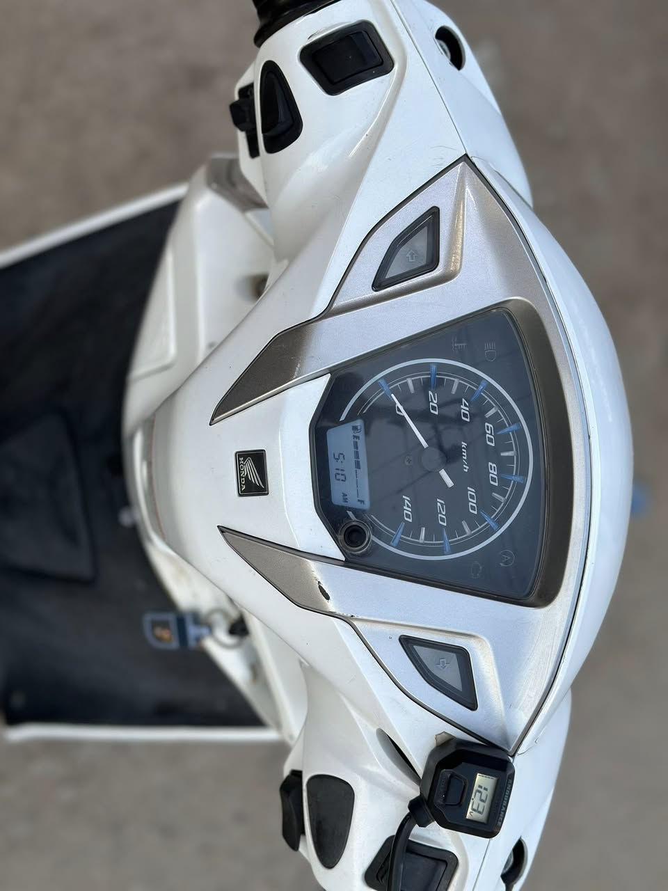 السلام عليكم 
هوندا ليدي حديث موديل 2017 ياباني مكينه pcx
دراجه مكينه مكفوله والكفر بي شويه شخوط 
دراجه مناقصهه شي ماشيه 110
السعر مليون و500 وبيهه مجال بسيط 
مكاني كربلاء طويريج 
للاستفسار ***********
