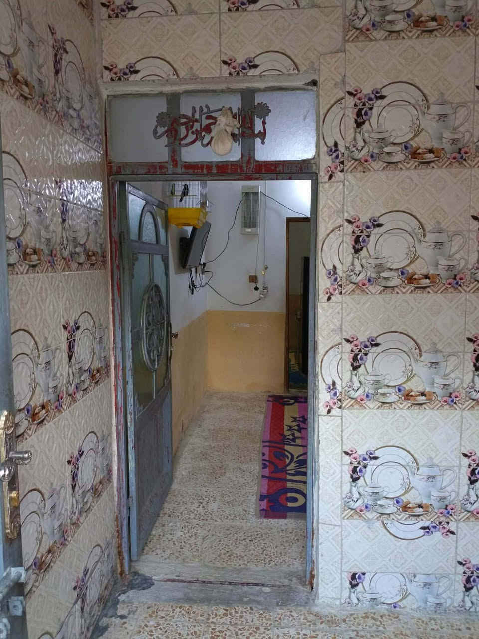 "بيت للبيع في علوة الفحل، مساحة 100 متر مربع، طابو زراعي سند 25. الموقع مميز ومقابل مدرسة عبد الله بن عبد الحسين، شارع رئيسي. البيت أساس صب وسقف شمان. السعر: 34 مليون دينار عراقي. للاستفسار: مكتب حسين النجفي ***********".
