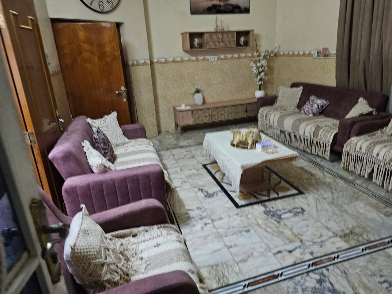 دار للبيـــــــــــــع....
طابــــــــو مــــــلك صـــــــرف.... 
ــــــــــــــــــــــــــــــ
حي الكفاءة خلف كــــــــــراج الموحـــــــــــــد.... 
ركـــــــــن.. 
وبمســـــــــاحه // 216م... 
طابقيــــــــن والبناء جــــــــديد وبحاله جيده 
ــــــــــــــــــــــــــــــــــــــــــــــــ 
يحتوي على 
خمســـــــــة غرف نـــــــــــوم
 صالــــــه هـــــــول مطبـــــــــــخ حار بارد
 صحيات خارجية وداخليه كــــــــــراج حديقــــــــــه ومناور... 
ـــــــــــــــــــــــــــــــــــــــــــــــــــــــــــــــ
***********
***********
