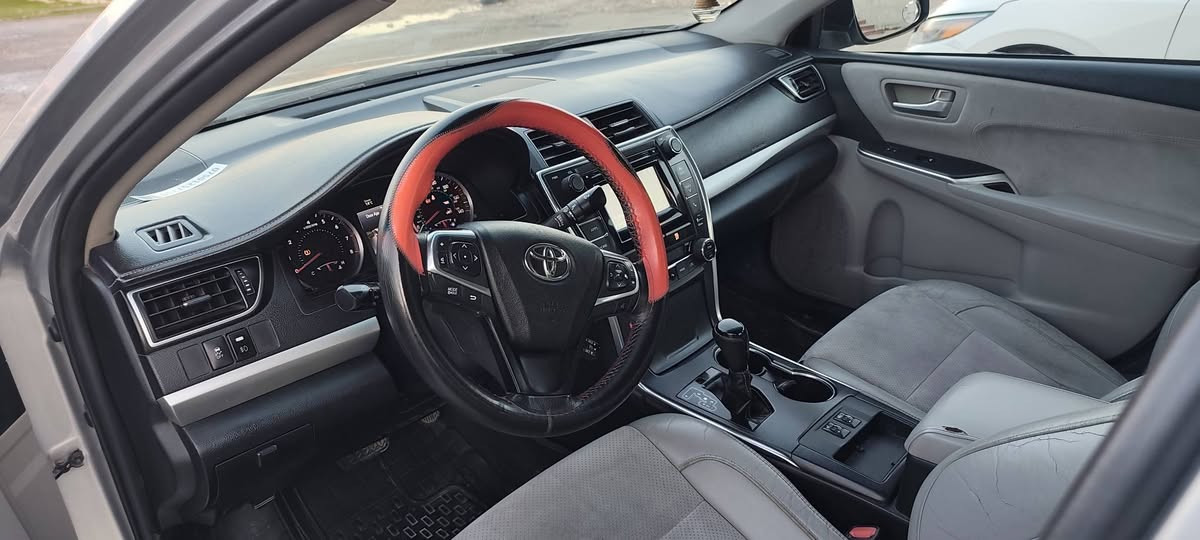 کامری 2015 XSE ڕەنگی سلڤەر
سەیارەکە جوان و بێکێشەیە مواسەفاتی XSE واتا فوول لە م مۆدێلەدا ....
کوشن جڵد وکارەبا وگەرم ناو رەساسی و شامۆ تەبرید مەرکەزی  دوو زۆن شاشە
پێشەوە حاسەو دواوە کامێرا ،سەقف سلاید، لایت حدەس و لید.
سەیارەکە دوو پارچەی بۆیاغە بۆنیت و چەمەری لای سەکن بە جوانی ماوەتەوە سۆنەرم داناوە. 
109مایل ڕۆشتووە گێڕ و مەکینە بە شەرت
 بە ناوی خۆمەوەیە ڕەقەم سلێمانی
ژمارەی مئبایل
*********** رانية, السليمانية
