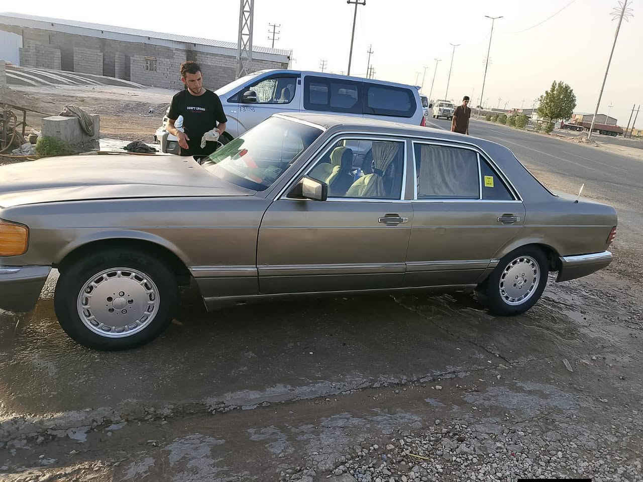 السلام عليكم
مارسدس جامبو نجف موديل 1991اللون بني كير ومكينه شرط محور 2500 سنويه 2027 راعيها بالناصريه  غرفه حلوه جلد طخم تاير جديد حداديه زينه الماني نقص  التبريد بس الفان يشتغل مكان السياره ناصريه مركز  السعر33وبيه مجال حك الجيه رقم الهاتف ***********
ملاحضه،، مكلف بل نشر معلوماتهه ورقم راعيهه موجود
