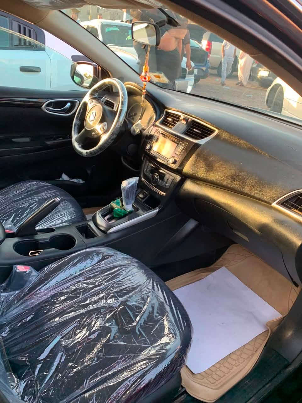 السلام عليكم نيسان سنترا لون اسود موديل ٢٠١٨ رقم بصره انكليزي بأسمي وارد امريكي حادث خلفي جنطه وييها جاملغ وبنيد بارد فقط مواصفات معروفة بصمة السيارة السعر ٨٥ تجي تشوف وتدلل مكاني المعقل مكلف بالنشر رقم راعيها ***********
