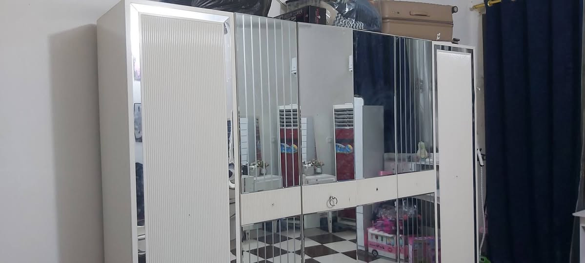 السلام عليكم غرفه نوم للبيع تركي السعر ٦٠٠٠٠٠ ألف وبيها مجال رقم الموبايل ***********
