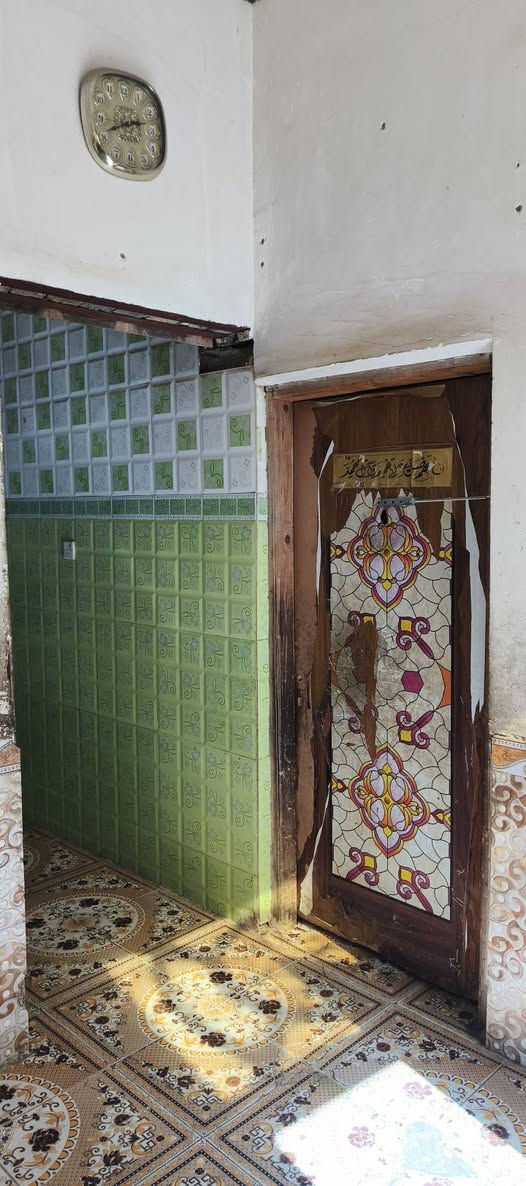 بي للبيع 100 متر طابو صرف يتكون. من غرفه وهول ومطبخ وحمام داخلي واستقبال خارجي بناء بلوك كهربائي السقف عكاده المكان سوق الشيوخ الصدر الثانيه قرب مدرسة النربد الابتدائيه بسعر 45 للأستفسار ***********
