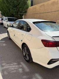 للبيع سيراتو موديل ٢٠٢١ رقمها جديد ماشية١٢٠ الف كيلو. بيها ضربة بالصفح...