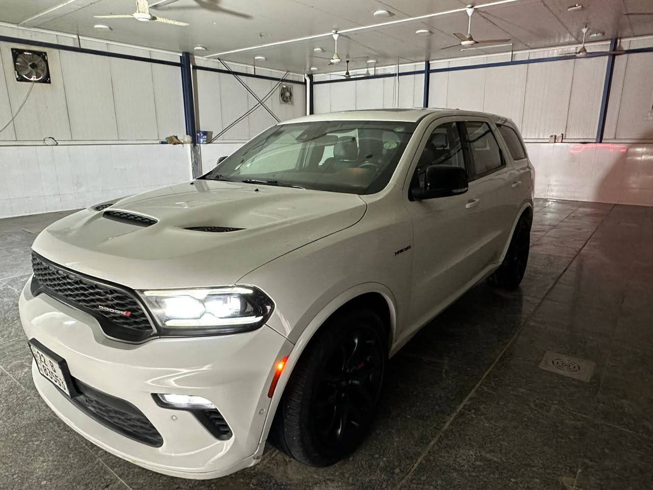 Dodge Durango R/T Plus Tow N Go
فول مواصفات – أعلى فئة بالدورانكو
الموديل  2022
المحرك : 8 سلندر 5.7 HEMI 
القير : 8 سرعات ZF
الدفع : AWD (دبل دائم ذكي)
الممشى : 48m  (قابل للزيادة)
اللون : ابيض
وارد : أمريكي كلين تايتل

المواصفات :
• فتحة سقف (سلايد)
• سقف شاموا 
• داخلية مطعمة  Carbon
• شاشة كبيرة Uconnect
• Apple CarPlay + Android Auto
• شحن وايرلس
أنظمة الأمان والراحة :
• رادار أمامي مانع تصادم + فرملة طوارئ
• رادار خلفي مانع تصادم
• نظام المحافظة على المسار (Lane Assist)
• كروز كونترول راداري ذكي (Adaptive Cruise)
• نقطة عمياء
• حساسات أمامية + خلفية
• تنبيه حركة خلفية
مواصفات Tow N’ Go (الأداء العالي 🔥):
• راديتر تبريد أكبر (تحمل حرارة وضغط عالي)
• نظام تبريد رياضي متكامل
• نظام تعليق رياضي Performance
• Launch Control
• Traction Control متطور
• دبلات SRT أصلية
• بريكات Brembo قوية جداً 
• فتحات تهوية غطاء المحرك (بنيد)
• نظام كزوز رياضي بصوت HEMI
الداخلية :
• مقاعد جلد + الكنتارا
• تبريد + تدفئة للمقاعد الأمامية
• تدفئة ستيرن
• شفتات ستيرن
• مقاعد خلفية VIP
• ذاكرة مقاعد
• صندوق خلفي كهربائي
• نظام صوت Harman Kardon

أنظمة القيادة :
• Eco
• Sport
• Track
• Tow
• Snow

مواصفات إضافية :
• نظام AWD ذكي يوزع القوة حسب الطريق
• ثبات عالي جداً على السرعات
• قابلية سحب عالية (Tow Package)
• 

السيارة مغلفة ppf 

"السيارة ما تحتاج فلس – استخدام شخصي ونظيفة جداً"
السعر 380 وبيها مجال 
0783 849 8000
