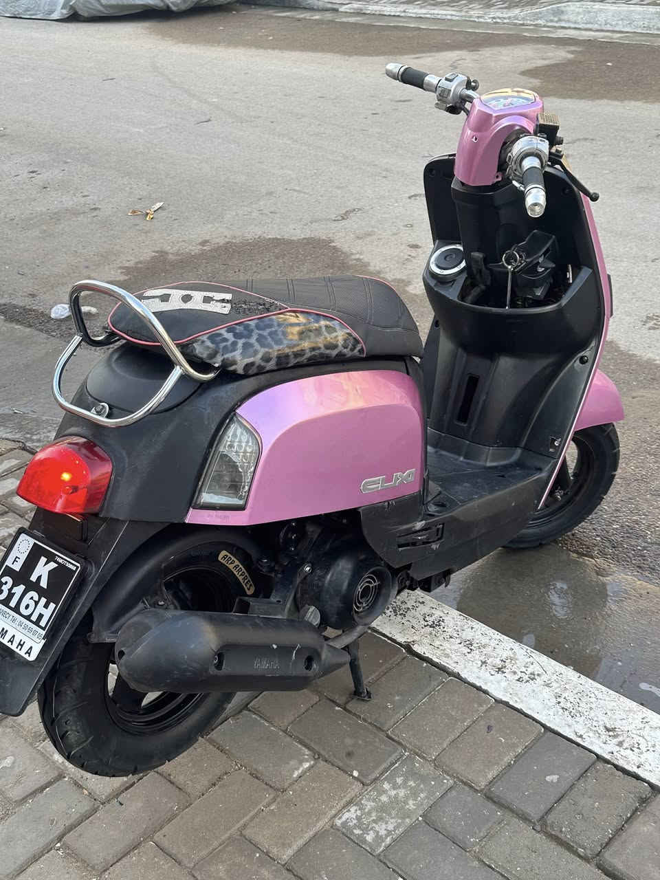 السلام عليكم دراجه بوليس للبيع شغاله نكره سلف كابريتر دراجه خير من اللّٰه السعر 650 وبيها مجال العنوان البياع سوق رضا ***********
