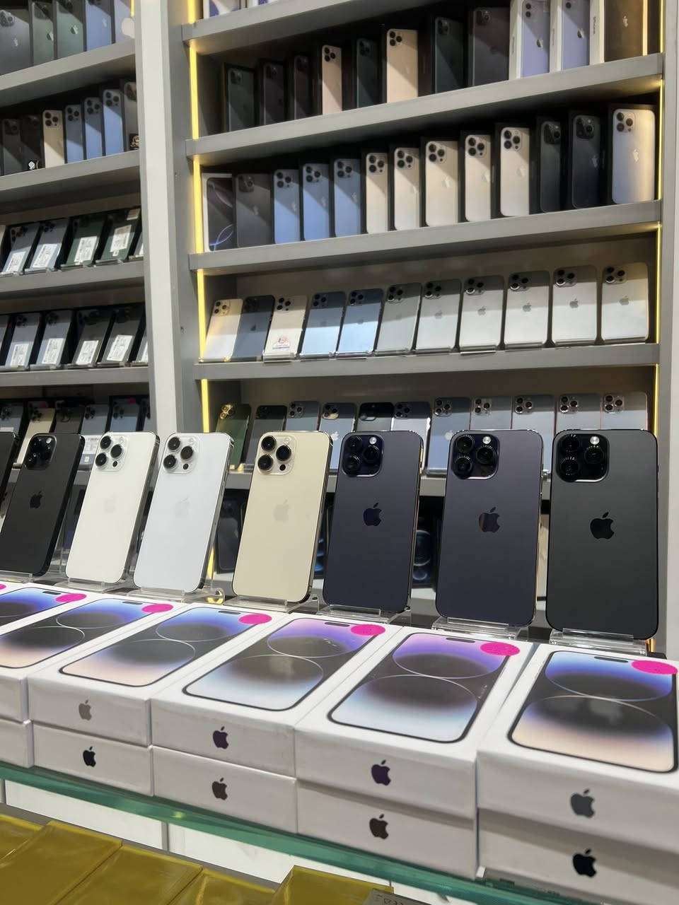 عالم الجوال & جملة مفرد
#البيع بالنقد والتقسيط 
#ضمانك لمدة شهر #صيانة وبرمجة لمدة سنة 
 #نتميز بالثقة  ونظافة الأجهزة والأسعار القوية
#توصيل كافة المحافظات 
#الرجاء التواصل عبر واتساب *********** 
#عنواننا الناصرية الحبوبي فرع مكاتب العقار داخل الفرع مجاور عيادة سونار الشفاء ومقابل عيادة المرتضى
# تحديث الأسعار ليوم الخميس 29/01/2026
13 برو ماكس بسعر.                685 الف
15 برو ماكس شرق اوسط.      مليون 50 الف
14 بلص شريحتان.                  575 الف
14 برو ماكس شريحة واحدة.  860 الف
14 برو ماكس شريحتين.         890 الف 
11 برو ماكس شرق اوسط.       395 الف
11 عادي شرق اوسط خطين.  290 الف
