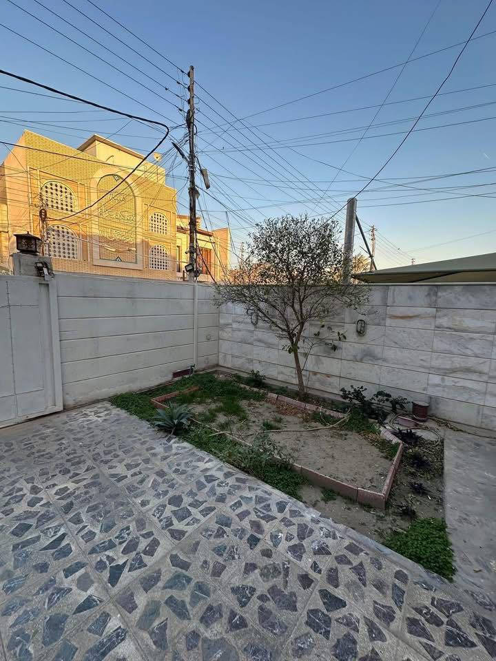 السلام عليكم
دار للبيع بمواصفات ممتازة وتصميم عملي 👇

📍 المساحة: 210 م
📐 الواجهة: 7 م
📏 النزال: 30 م

🏡 تفاصيل الدار:
 • كراج + حديقة
 • استقبال واسع
 • مطبخ
 • حولي + منور
 • غرفة نوم (أرضي)
 • صحيات

🛏 الطابق الأول:
 • 3 غرف نوم
 • حولي كبير
 • صحيات

🏠 الطابق الثاني:
 • بيتونة كبيرة
 • سطح عدد 2

✨ المميزات:
 • أرضيات مرمر
 • واجهة مرمر
 • بناء حديث (2018)
 • موقع حيوي وقريب من الخدمات

📍 الموقع: البنوك – شارع الكنيسة
مقابل حلويات تمتوعه

📞 للاستفسار:
***********
***********
