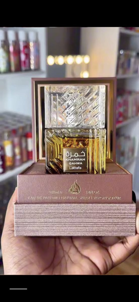 ✨ عطر خمرة قهوة (Khamrah Qahwa) ✨من دار لطافة للعطور
تجربة عطرية فاخرة تأخذك إلى عالم القهوة الشرقية الغنية، حيث تمتزج التوابل الدافئة مع الحلاوة الناعمة لتخلق توقيعًا عطريًا لا يُنسى ☕🔥
شرقي غورماند دافئ للجنسين (Unisex) مثالي للأجواء الباردة، السهرات، والمناسبات الخاصة

👃 التركيبة العطرية:
• المقدمة: قرفة، هيل، زنجبيل — افتتاحية حارة ومنعشة تعكس الطابع الشرقي الأصيل
• القلب:برالين، فواكه مجففة، زهور بيضاء — مزيج حلو وكريمي يضيف عمقًا وأناقة
• القاعدة: قهوة، فانيليا، حبوب التونكا، بنزوين، مسك — قاعدة دافئة وغنية تمنح العطر ثباتًا وفخامة استثنائية

🌟 مميزات العطر:
✔ ثبات عالي يدوم لساعات طويلة
✔ فوحان قوي وجذاب يلفت الأنظار
✔ رائحة متوازنة بين الحلاوة ومرارة القهوة الفاخرة
✔ تصميم مثالي لعشاق العطور الثقيلة الراقية
.
🎯 مناسب لـ:
• عشاق روائح القهوة والغورماند
• و من يفضلون العطور الشرقية الفاخرة
•و كل من يبحث عن بصمة عطرية مميزة تدوم
#الاصلي المنشأ إماراتي 🇦🇪💯
السعر 25 الف
🚘 يوجد خدمة توصيل لجميع محافظات العراق ٤ 🚘


**إذا كنت صاحب هذا الإعلان وتريد حذفه لأي سبب، رجاءا أرسل رسالة إلى الدعم الفني**