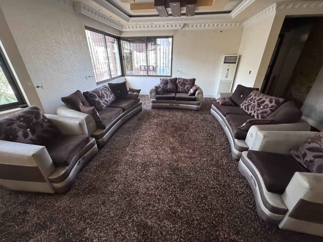 🛋️ طقم قنفات (كنب) فخم جداً بحالة الوكالة للبيع 🌟
السلام عليكم.. للبيع طقم قنفات راقي جداً وتصميم فخم ومميز.
 الحالة: الطقم جديد تماماً وبحالة الوكالة (غير مستخدم، فقط معروض بالمجلس).
 المواصفات: القماش من أرقى الأنواع، والإسفنج متين جداً ومريح (قعدة ملوكية)، والخشب قوي وصناعة درجة أولى.
 السبب: البيع بداعي التغيير فقط، والطقم خالي من أي عيوب أو شخوط نهائياً (على الفحص).
 الموقع: [اربيل ،عنكاوا]

 للتواصل والاستفسار (اتصال أو واتساب): [***********]
