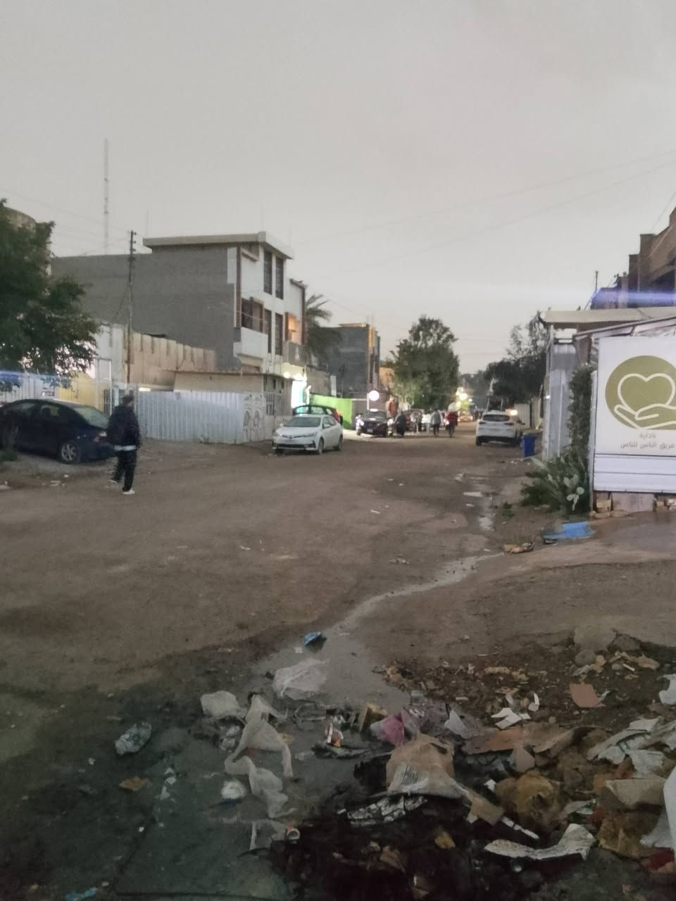 السلام عليكم يتوفر لدا مكتبنا مشتملات للبيع المساحه 55م طابقين بناءً حديث يحتوي على ثلاث غرف نوم واستقبال وحولي كبير وخدمات فوك وخدمات جوه وكراج صغير موقع المشتمل الشعب قرب سوق شلال قرب بلشارع العريض عرض الشارع 25متر ورصيف 5امتار قرب كهوه النصر الاستفسار مكتب الشعب للعقار ***********
