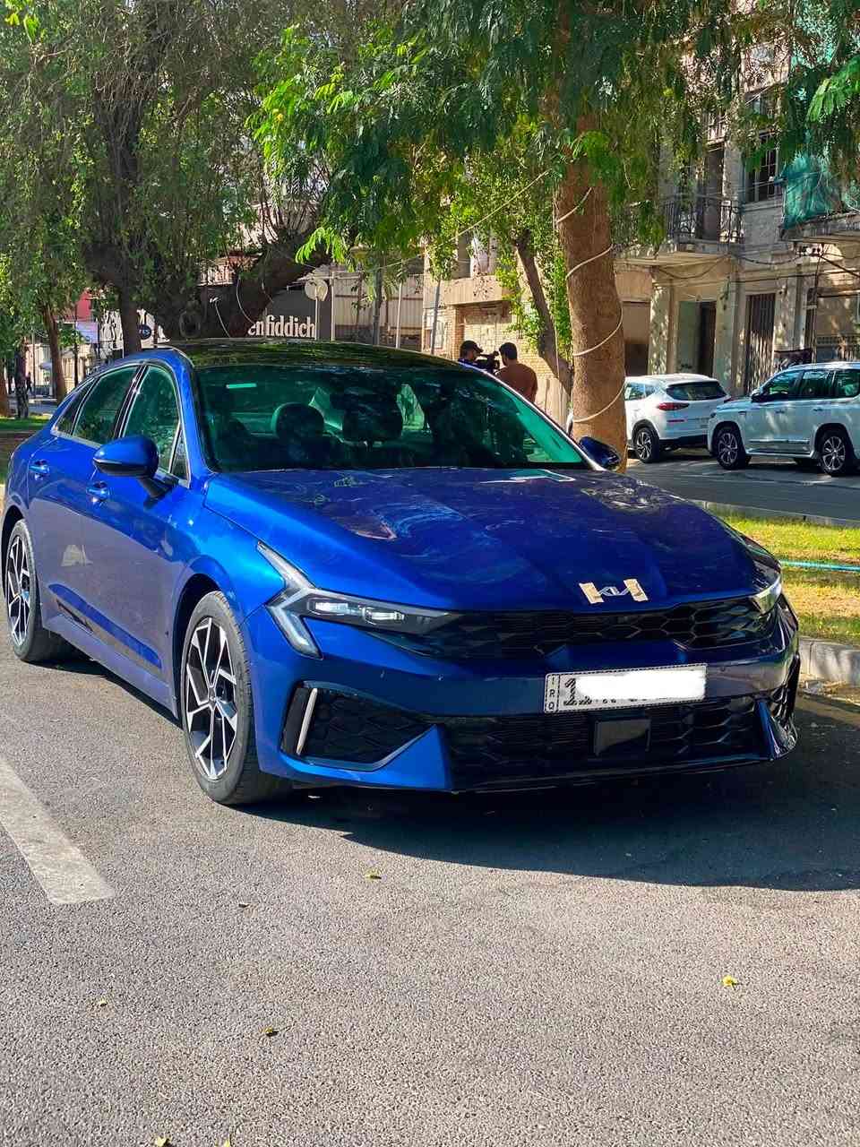 السلام عليكم
للبيع k5 موديل 2025 فئة EX اعلى فئة مواصفات
رقم بغداد ب اسمي
امريكي صبغ جاملغ ايمن وبنيد

•مواصفات الخارجيه
بجم كامل امامي وخلفي led
مكينه 2500 بدون تيربو 4 سلندر
حساسات امامي وخلفي
رادار محيطي(امامي وجوانب وخلفي)
كامرات 360
نقطه عمياء وتحديد مسار وكامرة تحريك مسار
مري شفط 
بانوراما 
دخول ذكي وترحيب
تشغيل عن بعد

•مواصفات داخليه

كشنات تدفئه تبريد
شاشه متصله كامله دشبول وعينه
شاشه تبريد الكتروني 
وايرليس شحن 
اوتوهولد وفيو كامره
درايف مود 
كشنات كهرباء مقعد السايق 10 وضعيات
داخل جلد اسود بلادي
نظام الصوت Boss
ماشيه 39 الف كيلو 
ماشيه بالعراق بس 11 الف 
السياره بعد مليانه مواصفات 

السعر 193 وبيه مجال 
مكاني السيديه او اليرموك 
رقمي ***********
تفاصيل الحادث واتس اب او ماسنجر
