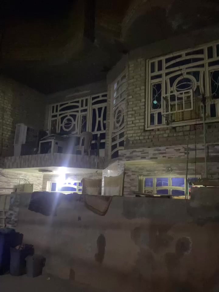 دار للبيع. المساحة 80م. طابقين الوجه8. النزال 10. 
نزلة مقر السرايا مقابل اسواق ابو مالك.  بي 3غرف نوم 
للاستفسار. ***********
