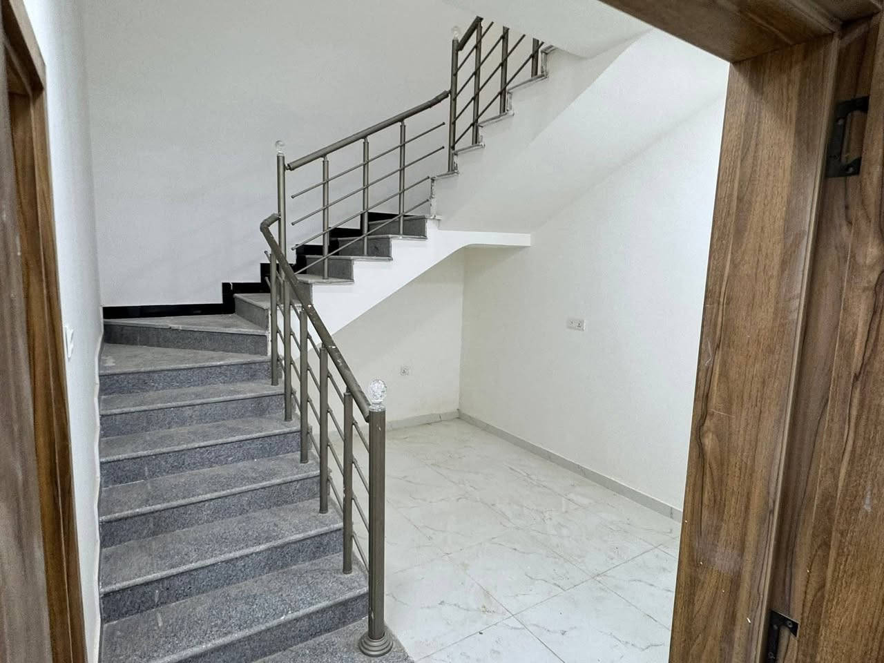 🏡 💢. 250 متر للبيع في مجمع #الاميرات 2  💁🏼‍♂️
🔘مربع ثاني موقع مميز📍 
خلف السنتر الكبير وشارع ٣٠ 
🏡يتكون من ٣ غرف نوم 🏕

💰يباع  نقد بسعر حلو  🫵🏻  
 
☎️للأستفسار مكتب  الجنائن للاستثمار العقاري 🧿
 *********** قاسم الكعبي 
📍
◾ عنوان المكتب: الاميرات القديمه مقابيل مجمع كرار [مكتب الجنائن للوساطةالعقارية]نستقبل كافة عروضكم في المجمعات السكنيه وعرصات و النقابات و الأحياء
