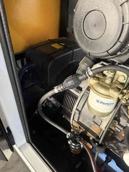 بيركنز انكليزي 4 سلندر بزونه كاتم
توليد لوري سومير 22KV
ساعات العمل 600 ساعة 
إربيل الصناعه الجنوبيه 
***********
