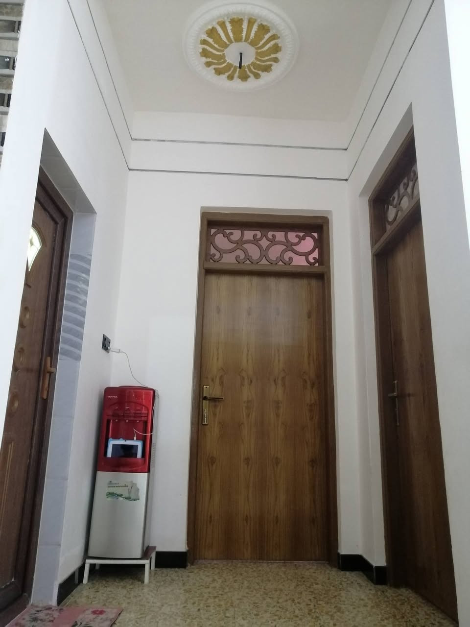 سلام عليكم بيت للبيع المساحه ١٥٠ متر حي الامين قرب بنزين خانة الشموس على الشارع العام متوفره كل الخدمات ماء كهرباء مجاري تبليط للباب انترنيت ضوئي مكون من غرفتين وصاله وبراني وصحيات بناء جديد ومرتب استفسار اكثر خاص او اتصال ***********للمعلومه اني صاحب البيت لا ابو مكتب ولا شي
