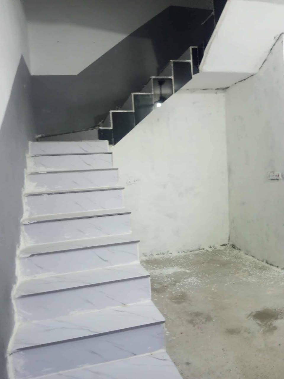 دار للبيع مساحه 100 مربع بناء حديث خلف مستشفى مباشر على شارع مكون من هول ومطبخ صاله غرفه نوم  وصحيات منور موقع جيد جداً الستفسار على رقم ***********
