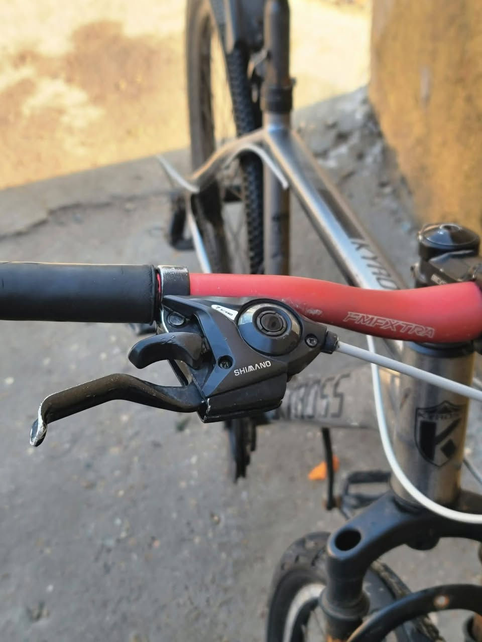 السلام عليكم بايسكل برازيلي مال استعراض  البايسكل متعوب عليه جان متروك وهيه اريد ابيعه بس الاستيرن ب20الف بي نقوصلت بسيطه بس يمشي رحمه لوالديك لا تسئلني شنو نقصه بي نقوصلت بسيطه ما يتعدن ال15الف السعر 100 وبي مجال بسيط كلش قليل حك الجيه مكاني بغداد الشعب رقم *********** ول المو شراي لا يراسل ولا ايخابر رحمه لوالديك
