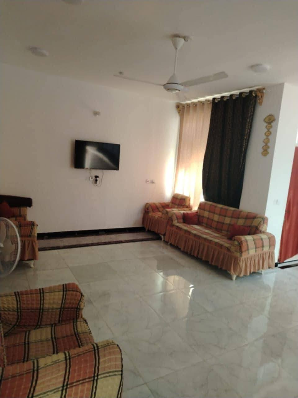 بيت للبيع 200 متر حي الاسرى شارع سكله حجي شامل استقبال مطبخ صاله غرفتين نوم  صحيات داخليه و خارجيه للاستفسار
***********
