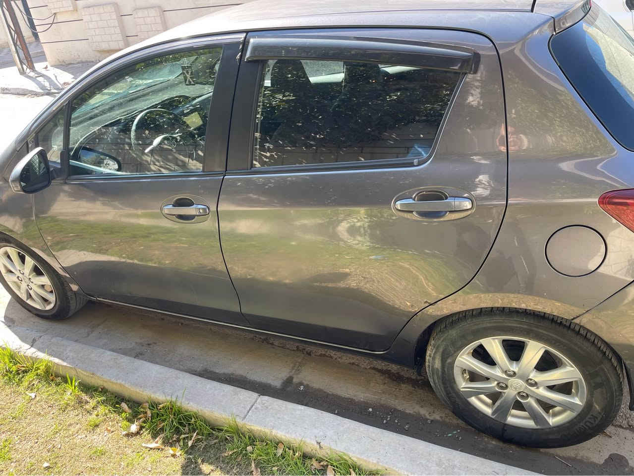 سلام عليكم : يارس ياباني اصلي 2015 وارد امريكي حادث فقط الجاملغ الايسر وباب السايق مرشوشة تعرف بل 2015 كلاوات صباغين من يكلك رش الباب حتى جاملغ ما  يلاون مكفولة لغد و كل الحدايد الداخلية و الايرباك ما طاك . (السيارة تحتاج بولش ترجع جديدة ) محرك 1.500 نوع الكير AT يعني العادي وليس سي في تي السيارة بأسمي تحويل ثاني يوم  سليمانية . ماشية 100 الف ميل السعر 100 ورقة هـ/*********** بغداد, العراق
