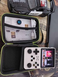 جهاز العاب لون ابيض  محاكيات يحتوي على ١٥ الف لعبة يجي بجنطة مثل مامعر...