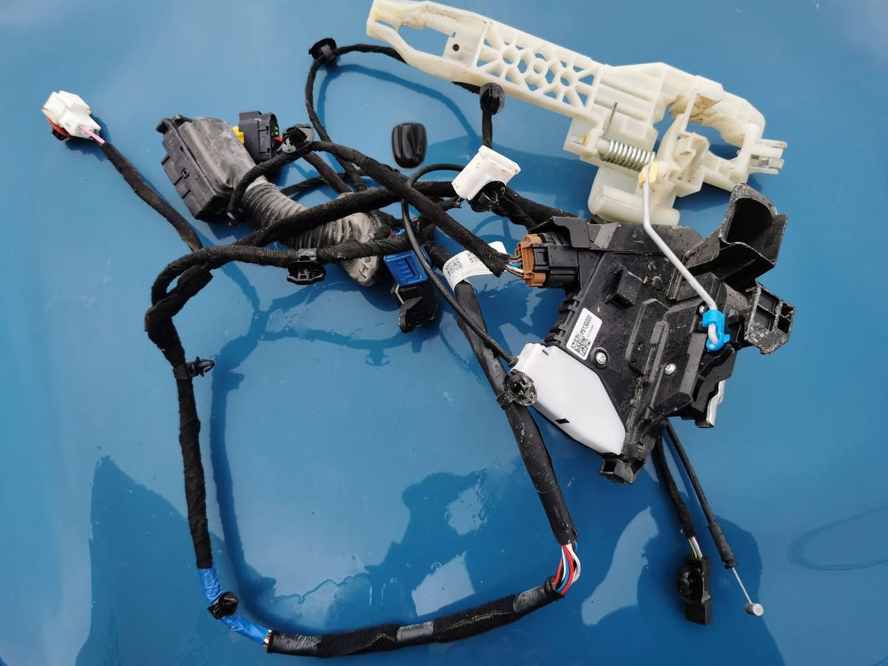 تفصيخ كي فور k4
اي بي اس 
كاتم شوته
ضفيره باب سائق مع الكيلون 
ويل كامل 
محرك كامل
رادار خلفي مع الضفيره
بطانه 
باب..  غرفه كامله 
حداده امامي خلفي

***********
