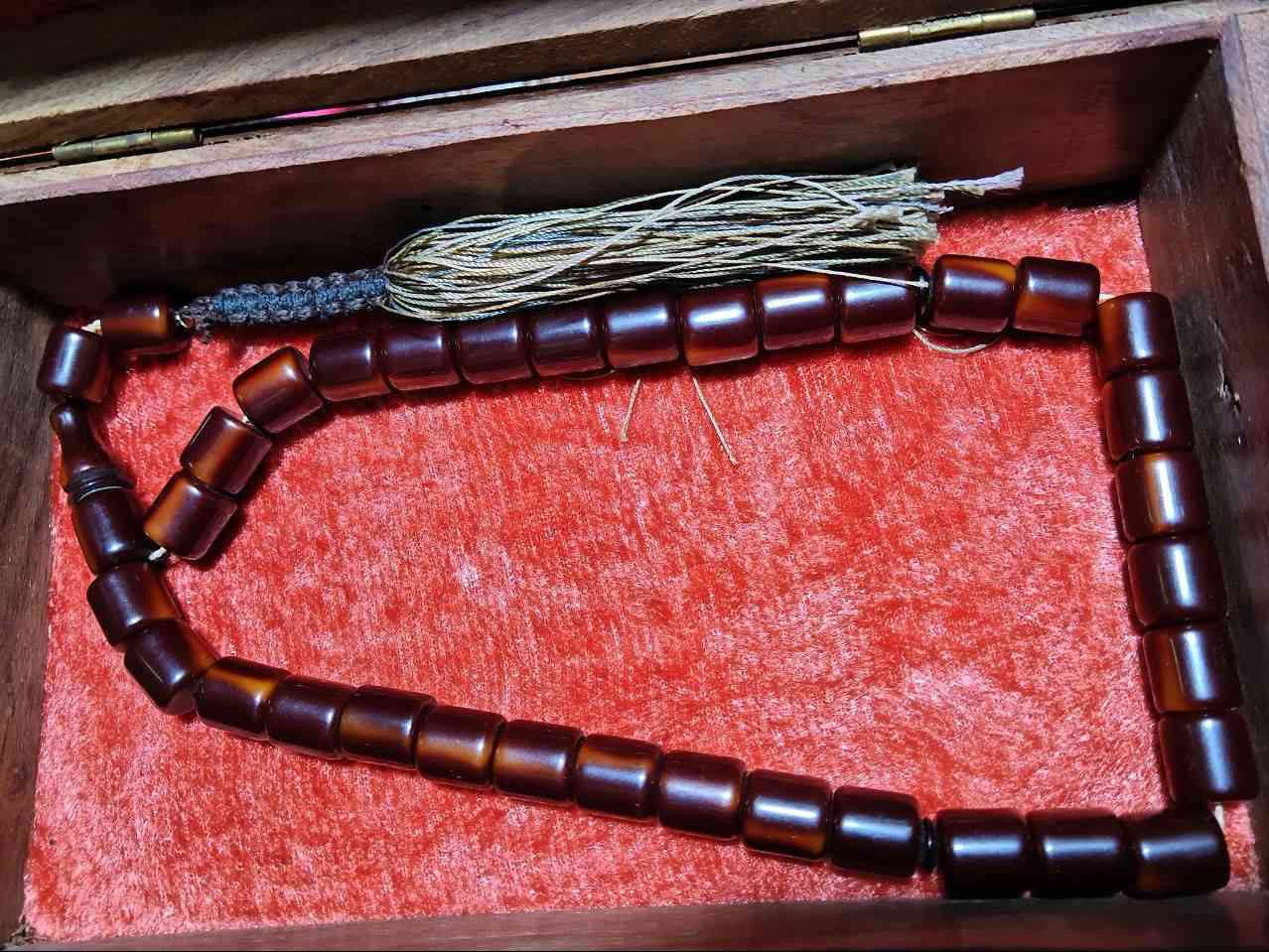 مسبحة فاتوران معرقة برميلية بلون كبدي عميق، قطعة تحمل روح الزمن الجميل وهيبة التراث الأصيل.
بيها ريحة عطاب قوي(عطر)
السعر ٢٠٠ الف وبيها مجال
يوجد توصيل
خرزها متناسق بصيغة برميلية ناعمة، يمنحها مسكة مريحة وحضورًا لافتًا في اليد.
لونها الكبدي الدافئ يزداد جمالًا مع الاستعمال، ويعكس عمقًا ووقارًا يميز الفاتوران المعتّق.
اختيار راقٍ لعشّاق المسبحات النادرة، يجمع بين الأصالة والفخامة والذوق الرفيع


**إذا كنت صاحب هذا الإعلان وتريد حذفه لأي سبب، رجاءا أرسل رسالة إلى الدعم الفني**