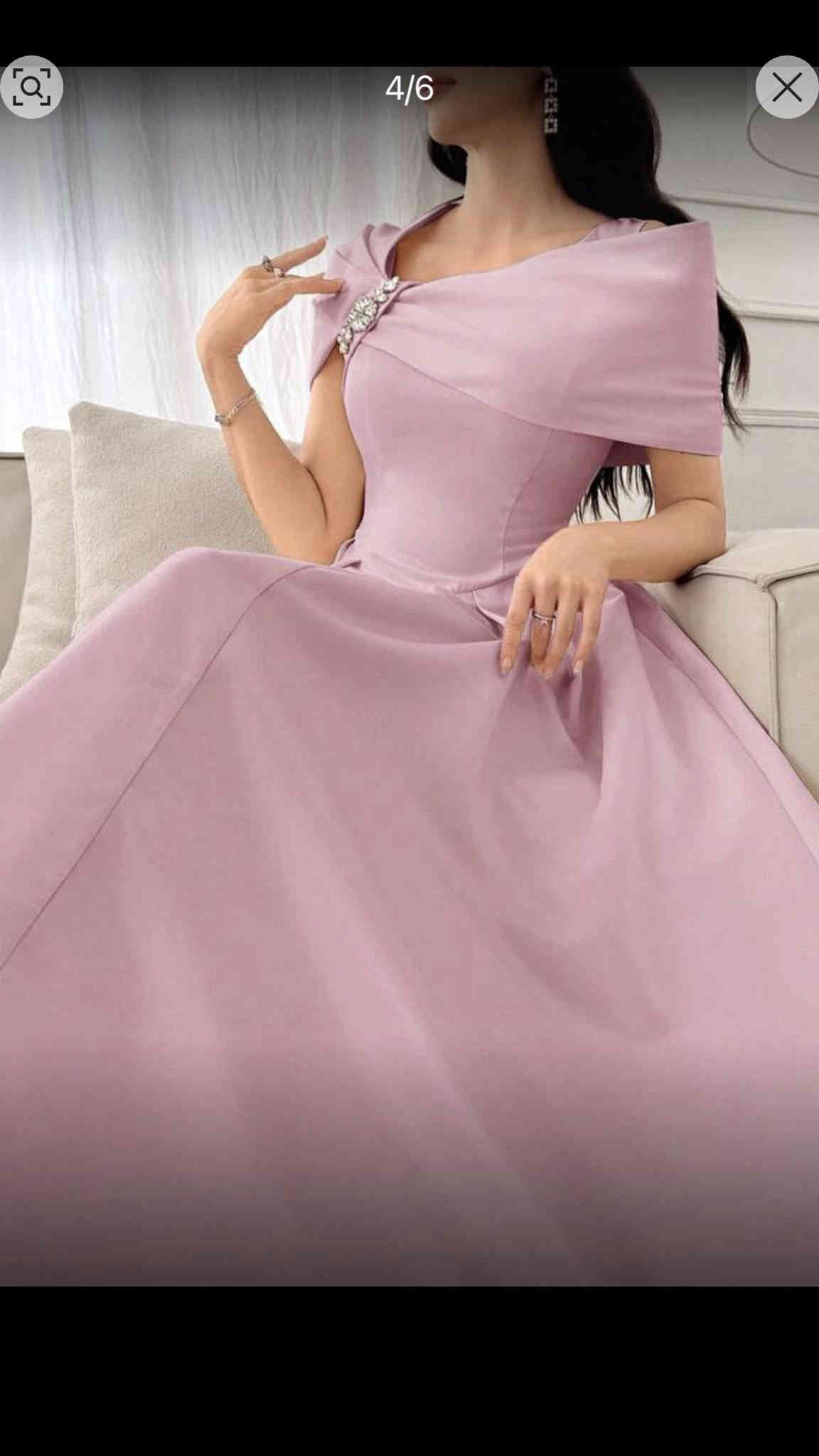 سلام عليكم بنات عندي فستان مره وحده لبسته بخطوبة صديقتي  لون الفستان وردي  يلبس وزن 55-60 
سعر الشراء 50 الف
سعر البيع 35 الف
وهذا رقمي *********** الي تريد تشتري 💖
