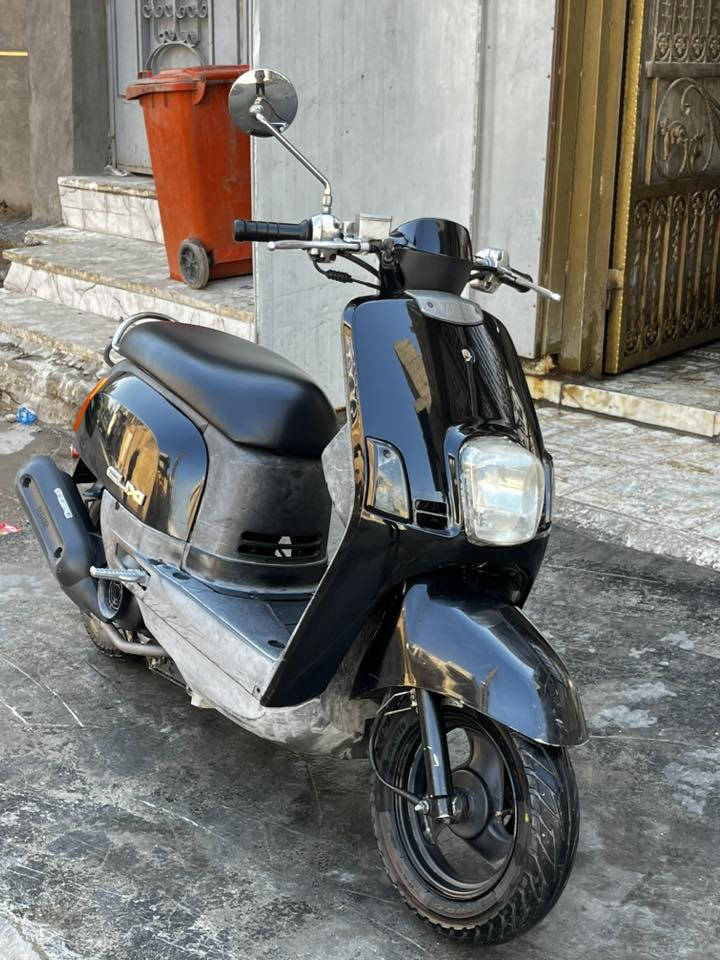 سلام عليكم 
دراجة ماكس بوليس كابريتر 
دراجة نضيفة وبلادية كهربائيات شغالة ما عدة الاشاير نواقصها الذيل مالتها ضال نص فقط الدراجة كلها كاملة مكانها بغداد البلديات 
***********
