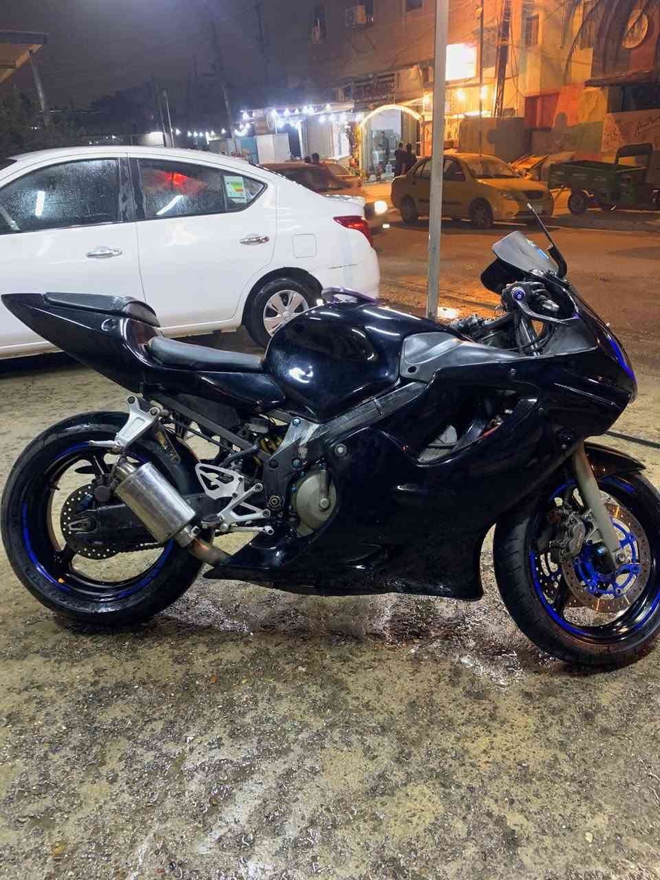 السلام عليكم ، افوراي مكينة مكفولة صوت ونفخ وحماوه
مفتوحة مرة وحدة💕.
دسكات امامي خلفي جديد✅.
يدات بريك رياضي اصلي✅.
اكزوز رياضي✅.
وشوم كفرات خفيفة✅.
تايرات جدد وكالة💙.
الدراجة عليها ادامة من دهن وفلتر ومي راديتر اصلي وبلكات NGK من الوكالة✅.
يدات رياضي✅.
موي خفاش اصلي رياضي قلاب✅.
زنجيل جديد وكالة✅.
الدراجة ماعوزها بس سايق كلش نظيفة ما شاء الله💙.
كيرها مكفول✅
 عقل كفالة عامة💙.
بريكات كله ع طخه💙.
يعني الدراجة متصرف ربع عليها حته بانزين محسن بيها😂💙،
السعر اتصل💙.
المكان بغداد
الرقم : *********** اتصال واتساب ورصيد موجود💙.
