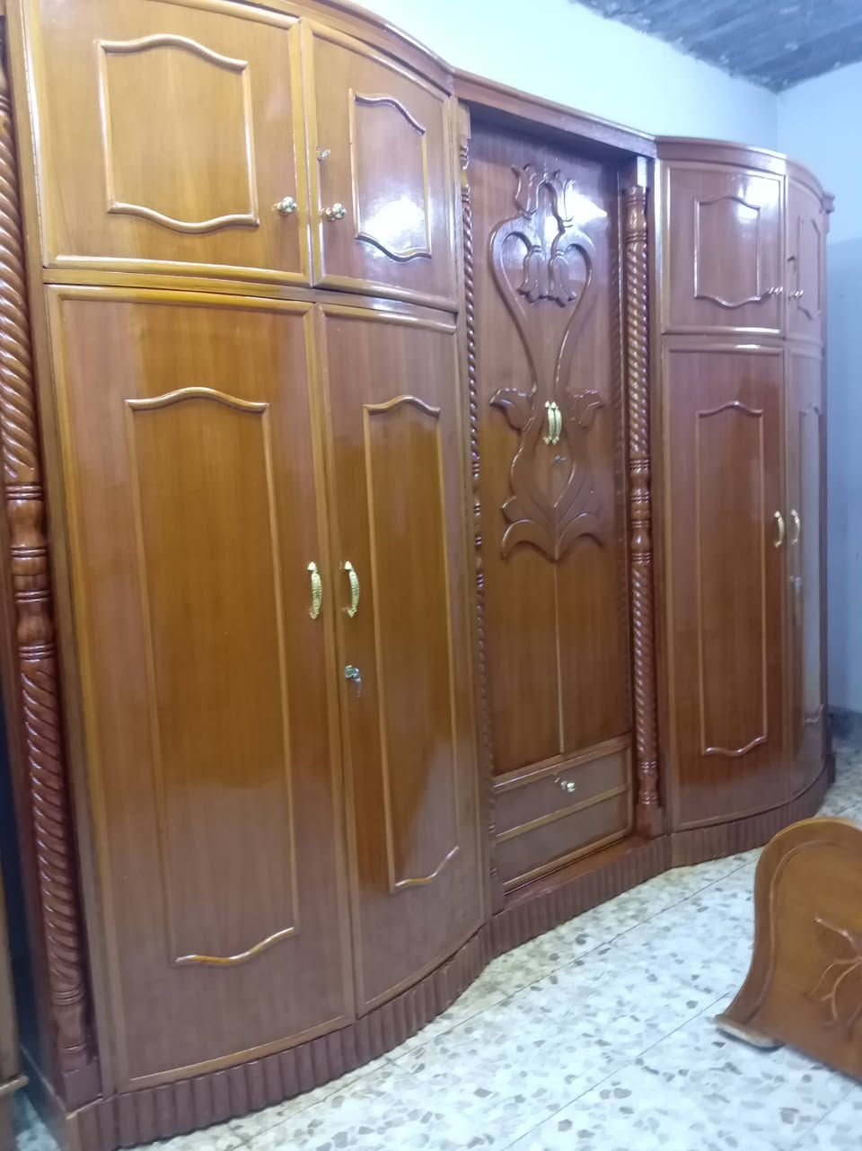 مكلف بلنشر غرفه تسكام نجاره صاج داخل وخارج ظهر جرجوبه 850 وبيه مجال مكانه حله للإستفسار الاتصال بلرقم ***********
