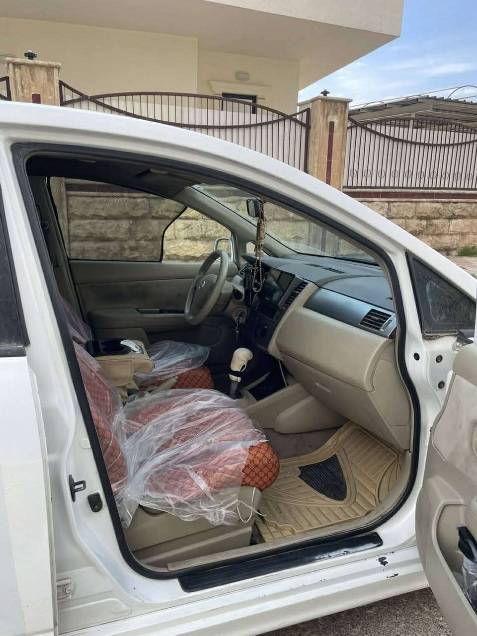 بسم الله الرحمن الرحيم ♥️🌹نيسان تيدا 2011 فول بەس سلايت نيه گێرومەکینەی بەشەرت مەکینە 20 بەناو کردن بە شەرتە 2بارچە و نیو سبوخ 2چاملخی بێشەوە لەگەل نیو سندوق تایە و ویلی نوێ و گەنجانە بەس تایەو ویلەکانی باس 3گەلایە تکایە گەر موشتەری نیت بێزارمان مەکە///*********** أربيل, العراق
