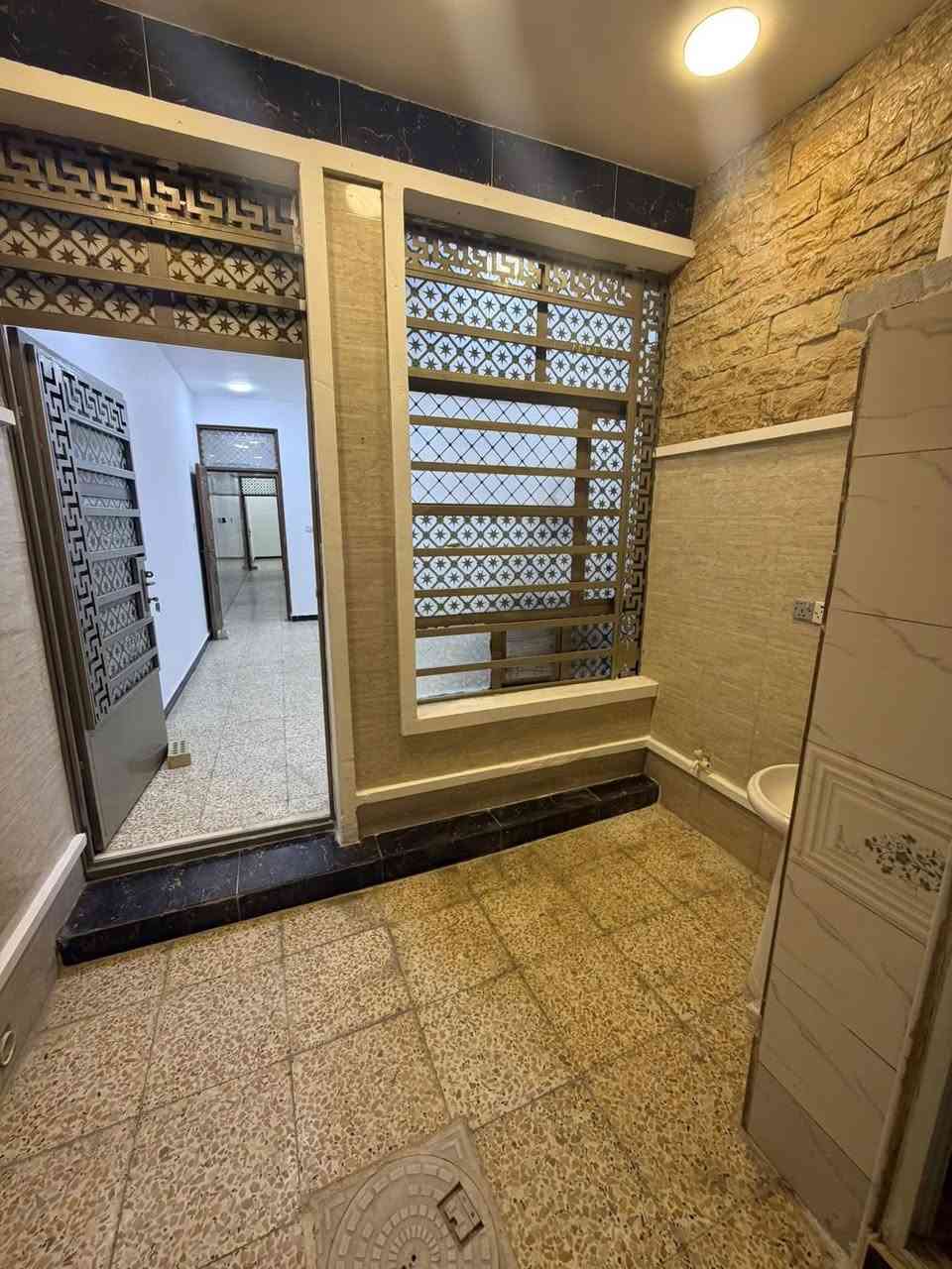 مشتمل للبيع الشعب شارع عدن مقابيل جاتو باريس
المساحه ٧٥ متر واجهه ٣ ونص نزال ٢٠  استقبال وخدمات 

ومطبخ وحمام خارجي وغرفه نوم وحده جوه مع ترك 

الطابق الثاني غرفتين نوم وخدمات بناء ٢٠٢٤ سعر ١٧٥ مليون

معروض بمكتب الكناني ***********
