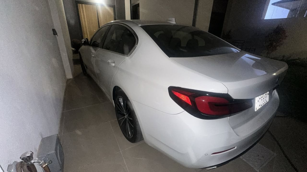 BMW 530e (Plug-in Hybrid) موديل 2023 للبيع
السيارة غنية عن التعريف، قمة بالنظافة، الفخامة، والاقتصادية.
ماشيه 53  ألف ميل فقط.
المواصفات:
 المحرك: هجين (بنزين + كهرباء Plug-in) اقتصادي جداً وقوي بنفس الوقت.
 الداخلية: شاشات ديجيتال كاملة، نظام ماوس ونظام خرائط متطور، كراسي جلد كهرباء مع ذاكرة خزن.
 الأنظمة المساعدة: رادار أمامي وخلفي، حساسات، كاميرا، نظام تحديد مسار، وتنبيه تصادم.
 الإضاءة: لايتات LED ذكية (BMW LED).
 الراحة: فتحة سقف، بصمة تشغيل وأبواب، تبريد مركزي منفصل، تحكم ستيرن كامل.
الضرر 
 الجاملغ: صبغ جاملغ واحد فقط.
 باب السائق: بيه طخة بسيطة وتعدلت (بارد) بدون صبغ.
 باقي السيارة مكفولة من كل نواحي اللغد، الشاصي، والايرباكات  (سليمة 100%).
السعر : 34500$
للتواصل : ‭ ‭+964 783 343 3337‬
مكاني بغداد
